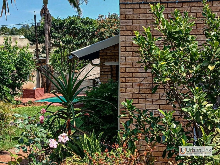 5 Bedroom Property for Sale in Mid Town North West